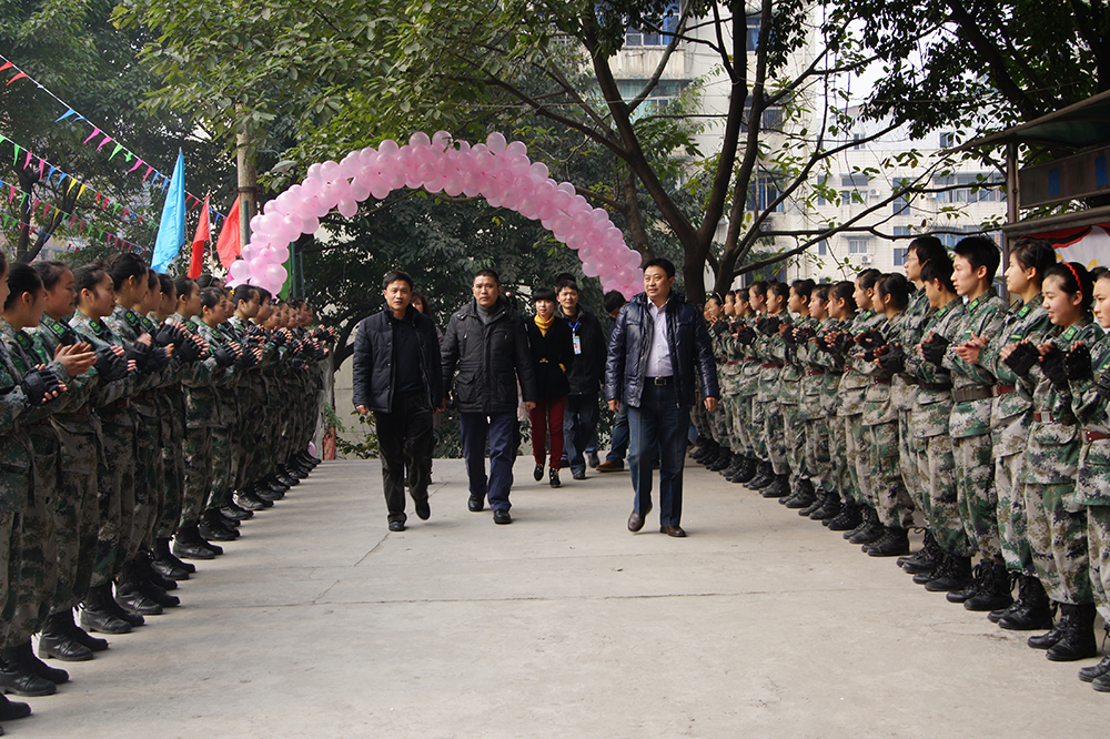 在重庆市市委市政府的正确领导下，在南岸区人力资源和社会保障局的关怀下，重庆市机电工程高级技工学校健康发展。