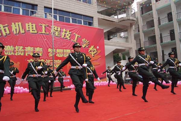 我校举行国庆节文艺汇演